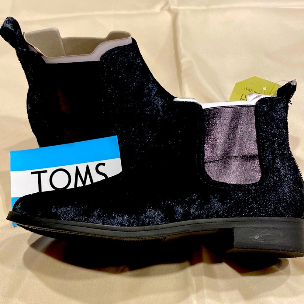 New never worn Toms Ella Black Velvet bootie size 7.